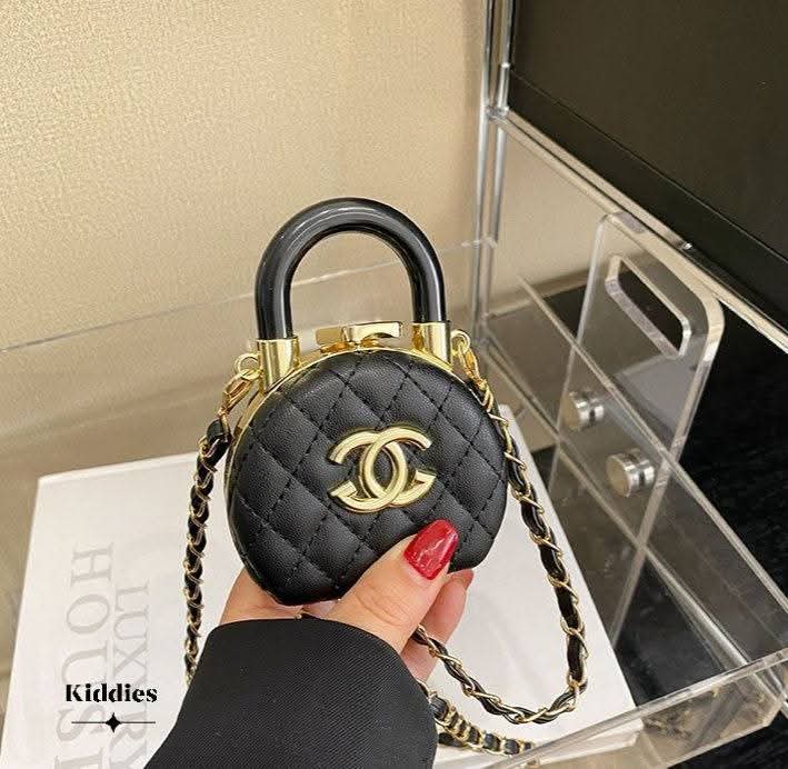 Mini Black Clutch looks elegant & stylish.