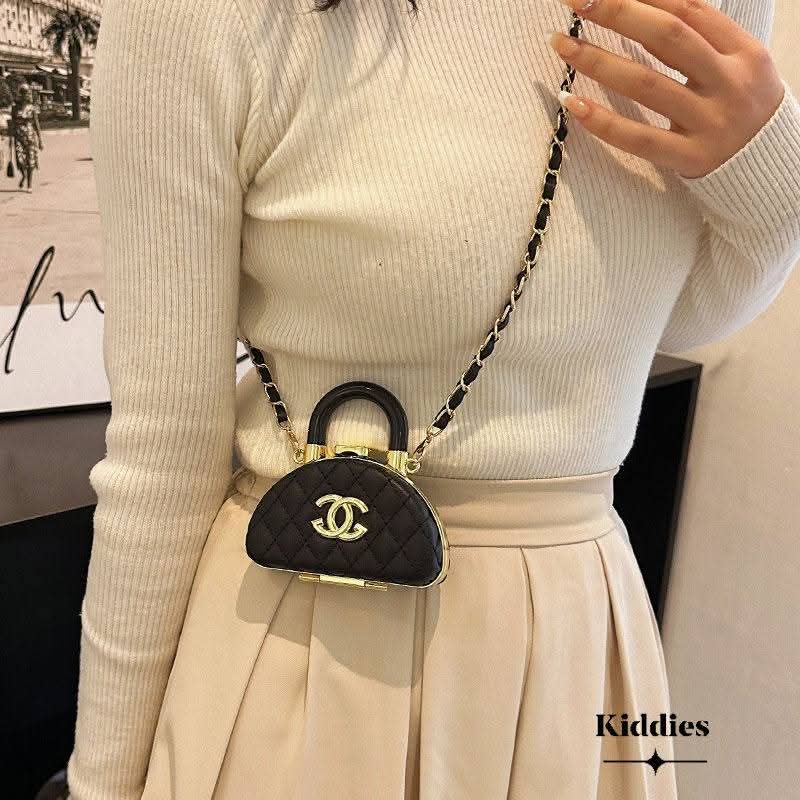 Mini Black Clutch looks elegant & stylish.